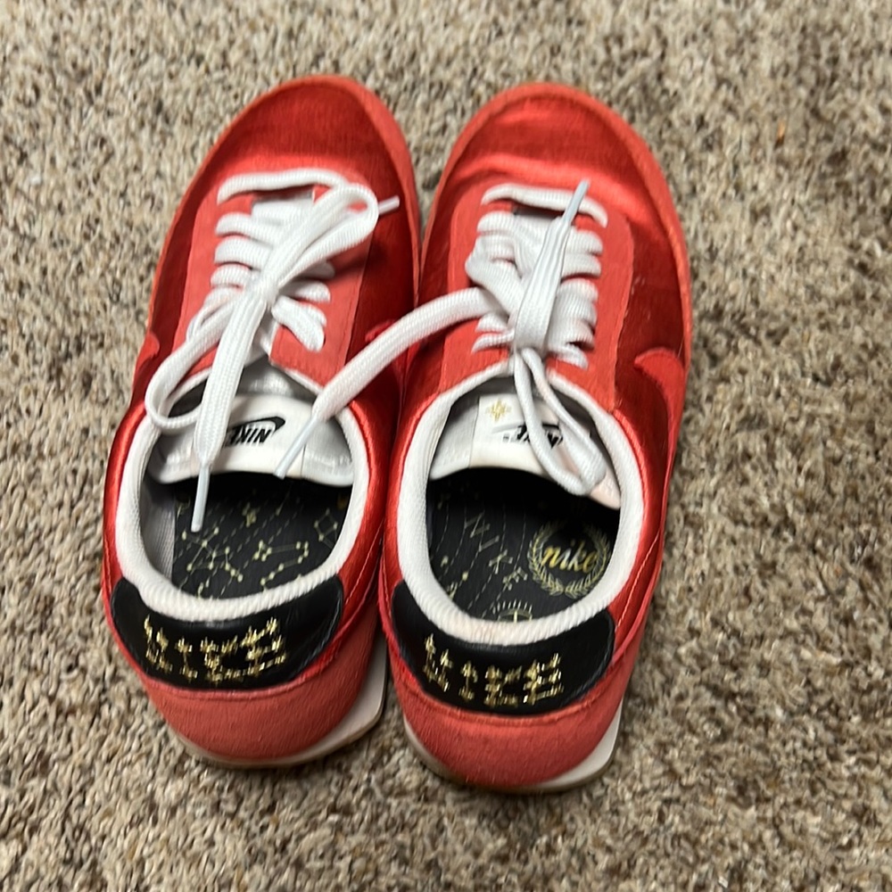 Women’s size 8 shiny Nike barely worn
